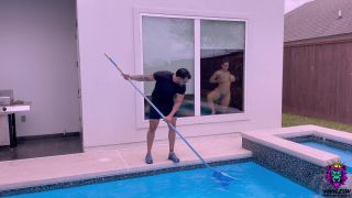 Fucking hot steppomom teased pool guy and got a hard on