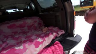 SirenXXX&#39;s curvy body was a sight to behold as she sat in the back of her SUV, te